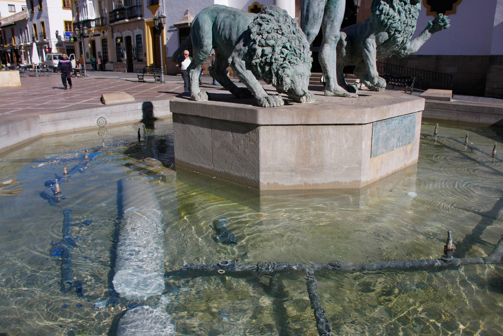 La columna rompió al caer uno de los conductos de agua de la fuente.