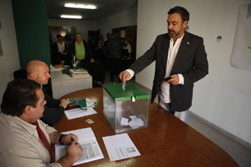Segio Flores, depositando su voto ayer en la sede rondeña del partido.