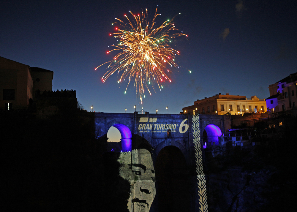 Una proyección sobre el Puente Nuevo y fuegos artificiales para finalizar la primera jornada.