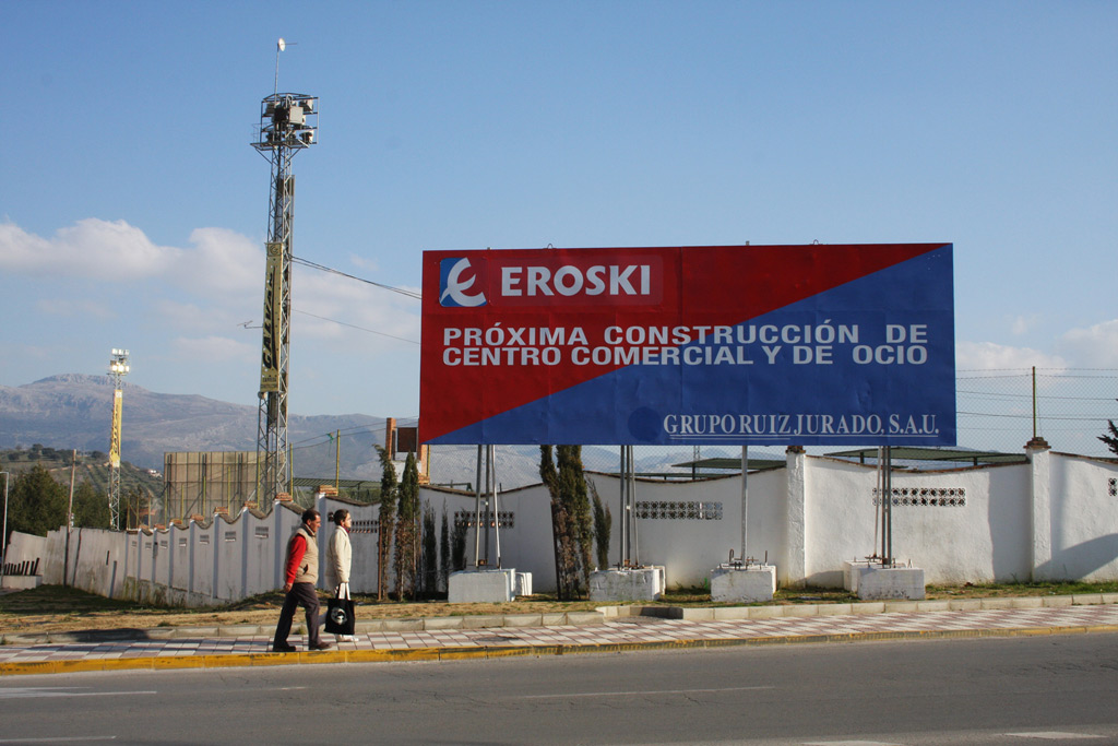 Cartel que anunciaba la construcción de Eroski en Ronda.
