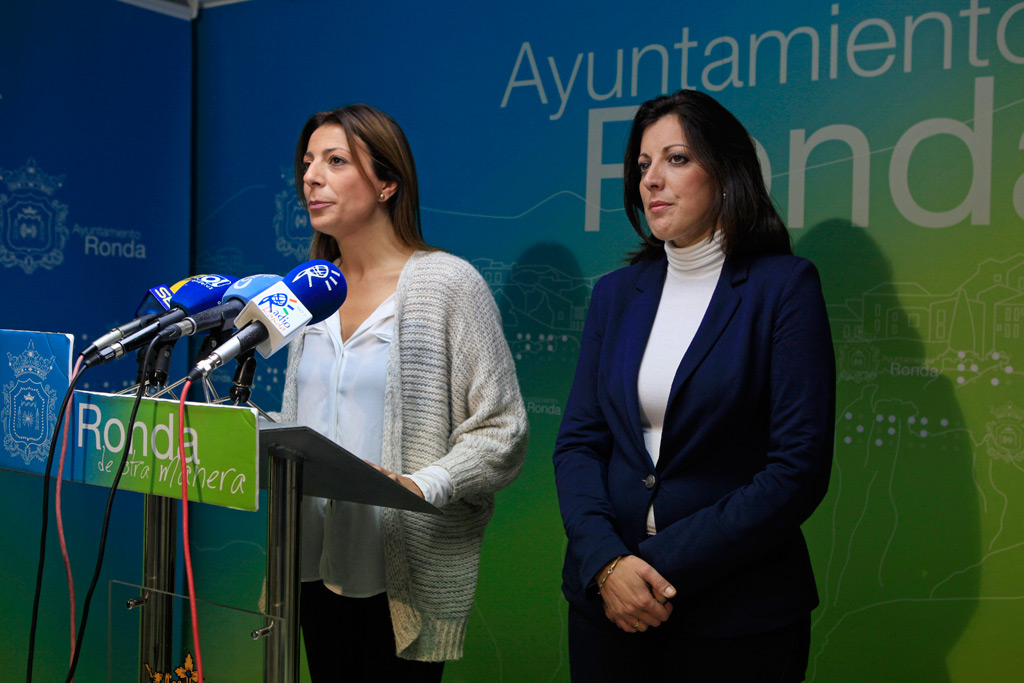 María Paz Fernández, y María del Carmen Martínez, en rueda de prensa.