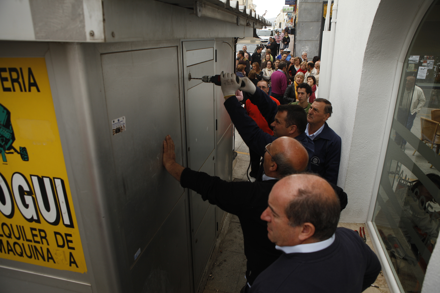 Empleados municipales durante el desmontaje a la fuerza del antiguo quiosco.