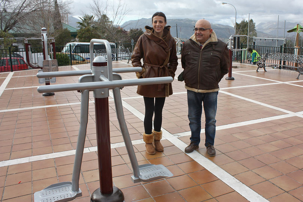 Mari Paz Fernández y Jesús Vázquez, en el nuevo parque.