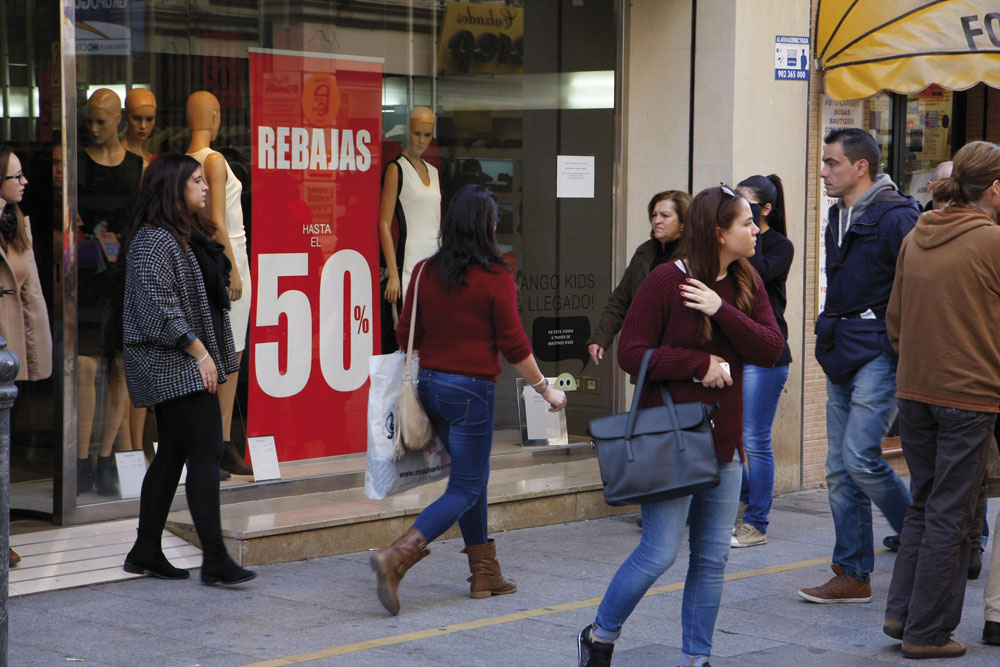 Las tiendas muestran sus descuentos en sus escaparates.