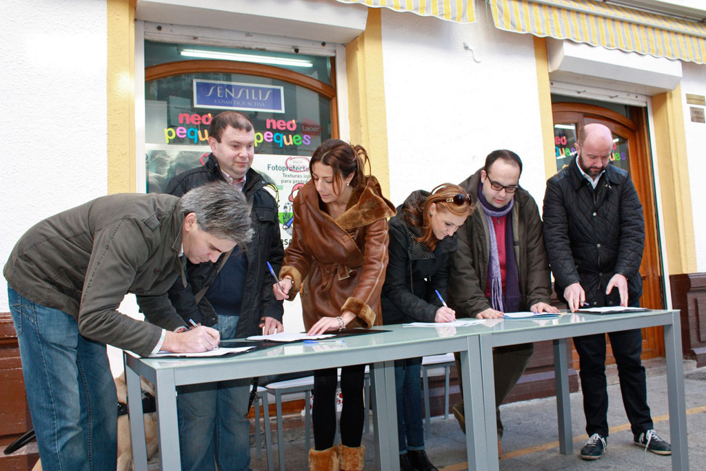 Los ediles municipales que participaron fueron los primeros en firmar.