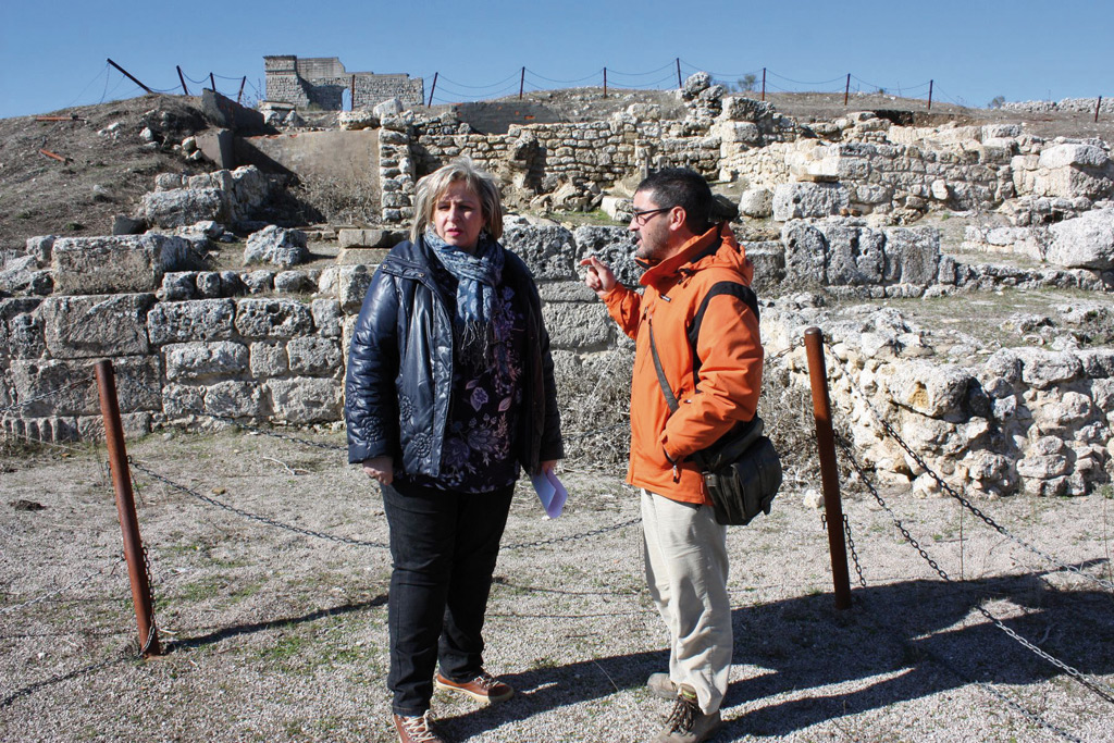 Isabel Barriga durante su visita a las ruinas del yacimiento arqueológico de Acinipo.
