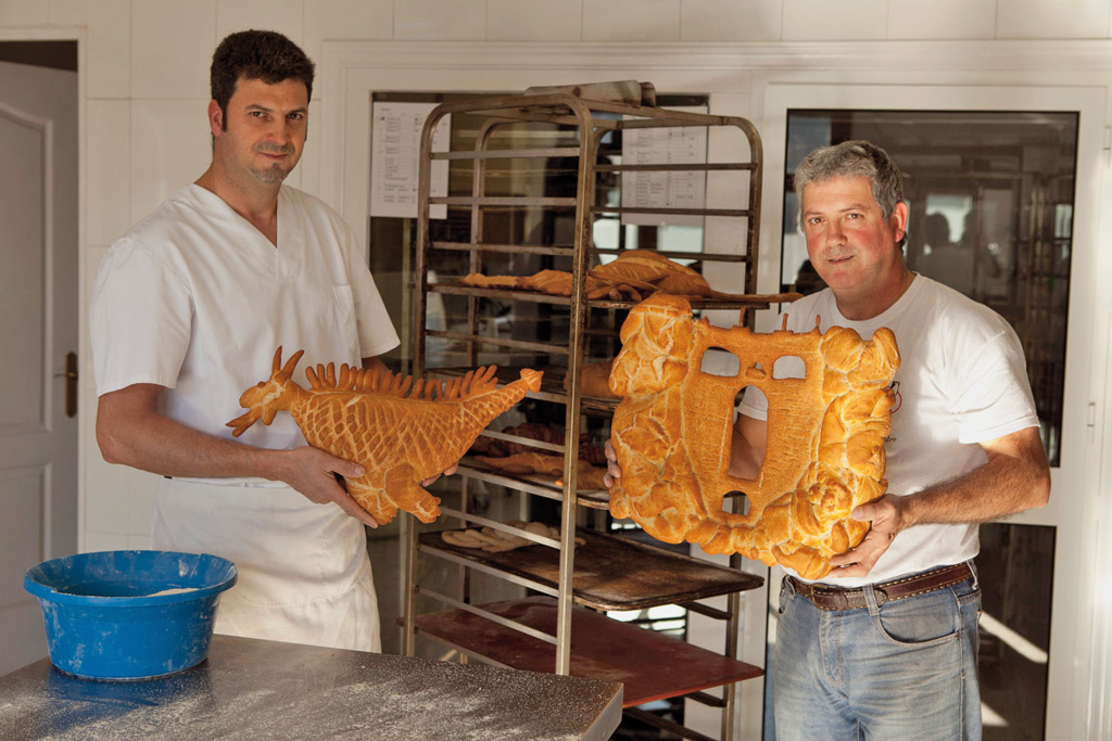 Los hermanos Miguel y Salvador González con dos de sus creaciones.