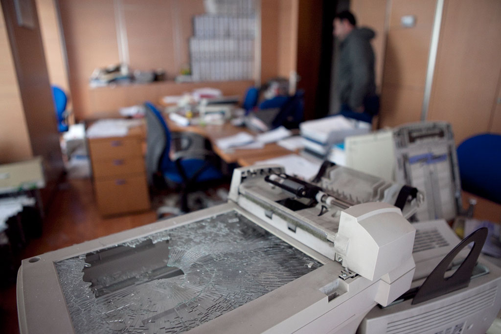 Así quedaron algunos equipos de las oficinas.