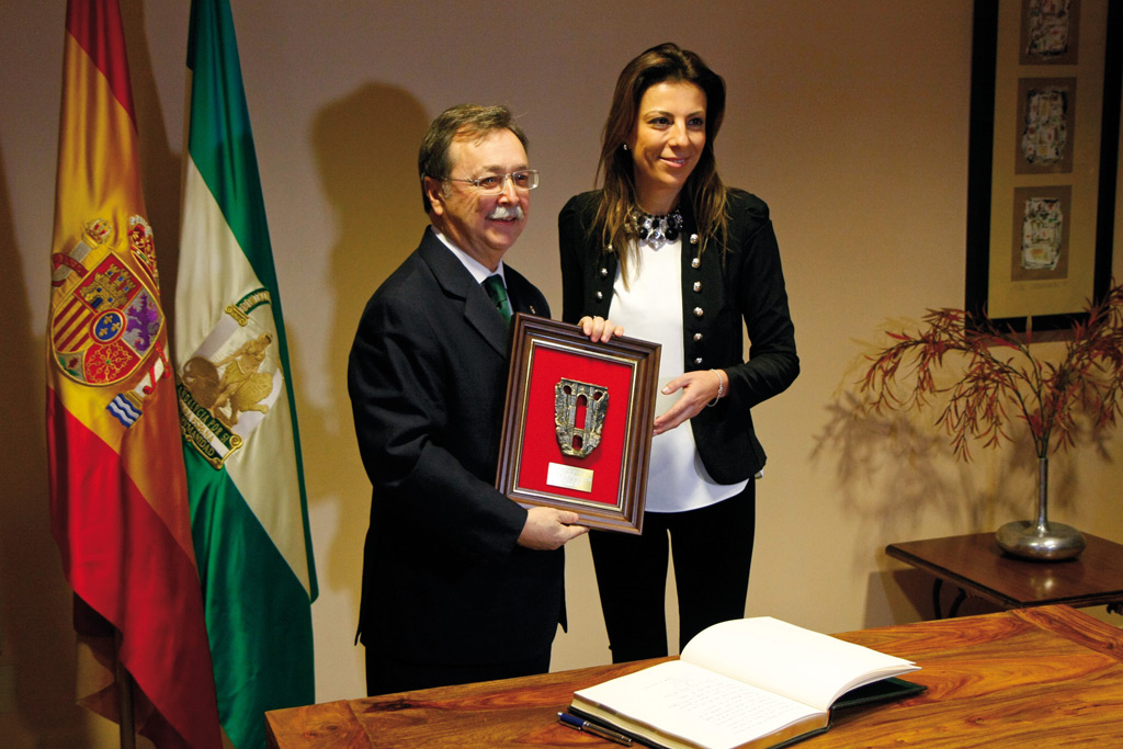 Fernández y Vivas, durante el intercambio de obsequios.