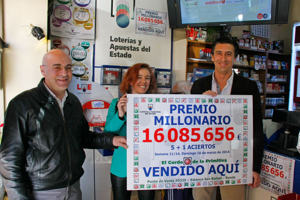 Los responsables del estanco, junto a un representante de Loterías del Estado.
