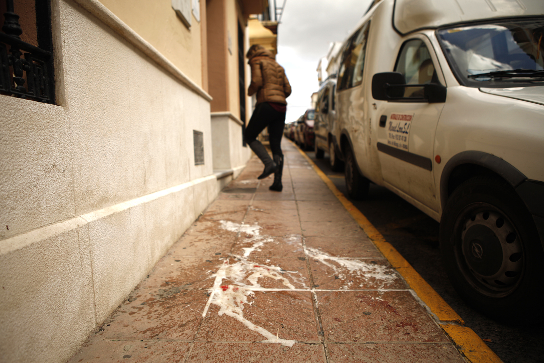 Restos de sangre en la calle que los vecinos trataban de limpiar ayer.