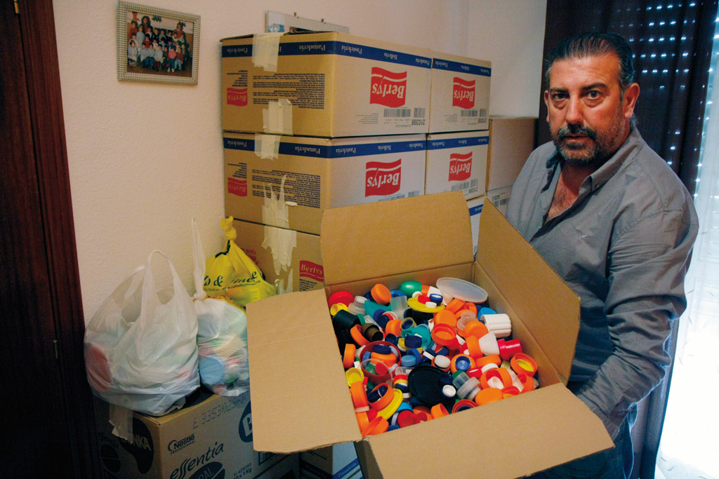 Antonio Caballero, con una de las cajas que ya ha logrado recoger.