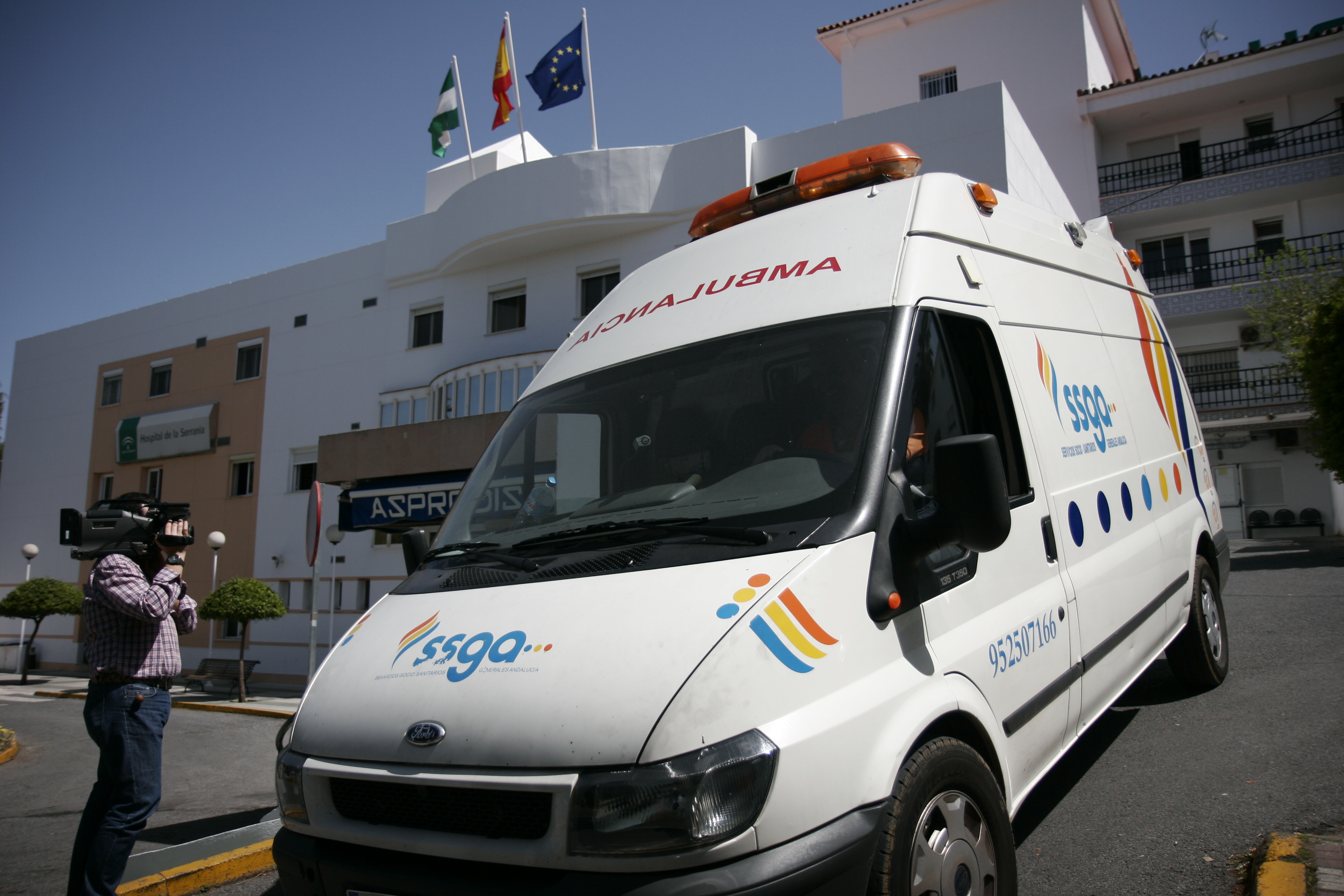 Una ambulancia durante uno de los traslados por el exterior.