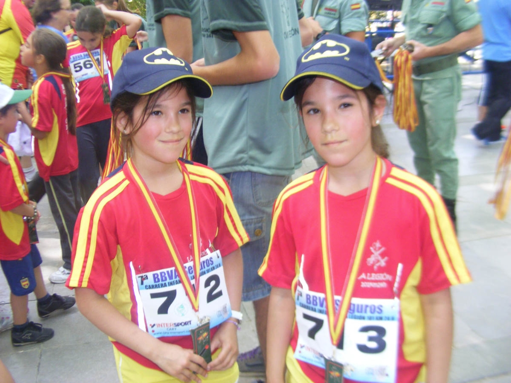 Dos corredoras con sus medallas tras terminar la prueba
