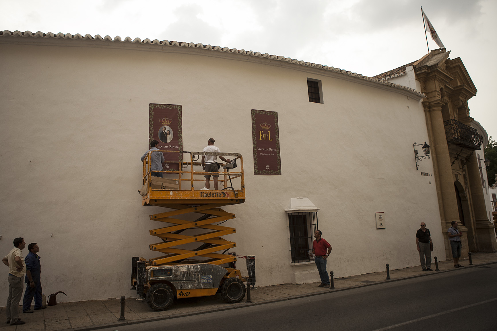 Operaciones colocan los carteles de los reyes en la fachada de la plaza de toros.