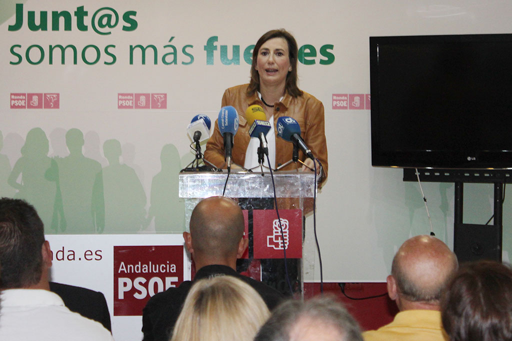 Isabel Aguilera presenta ante los militantes del PSOE su candidatura a las primarias
