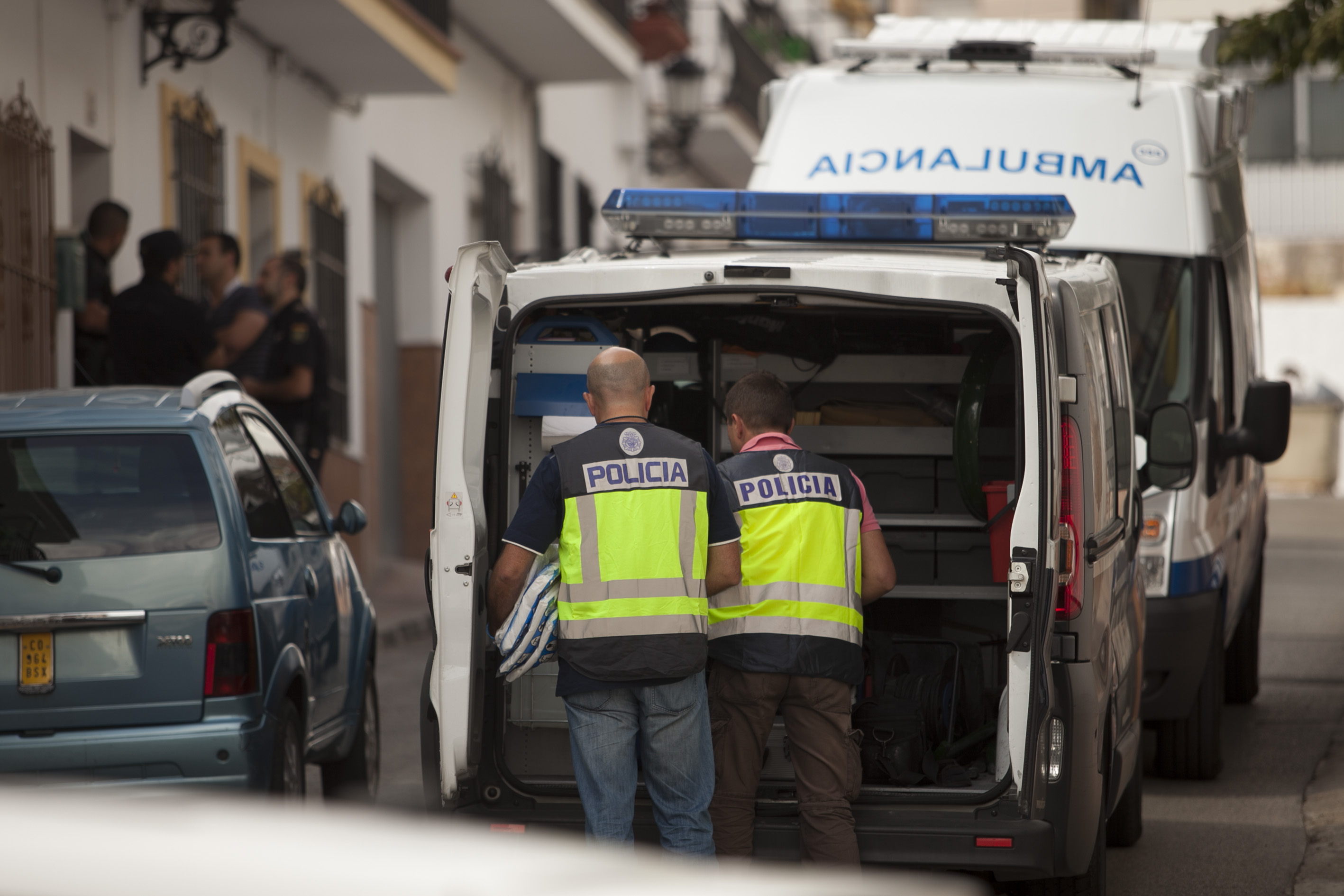 Miembros de la Policía Científica durante la investigación.