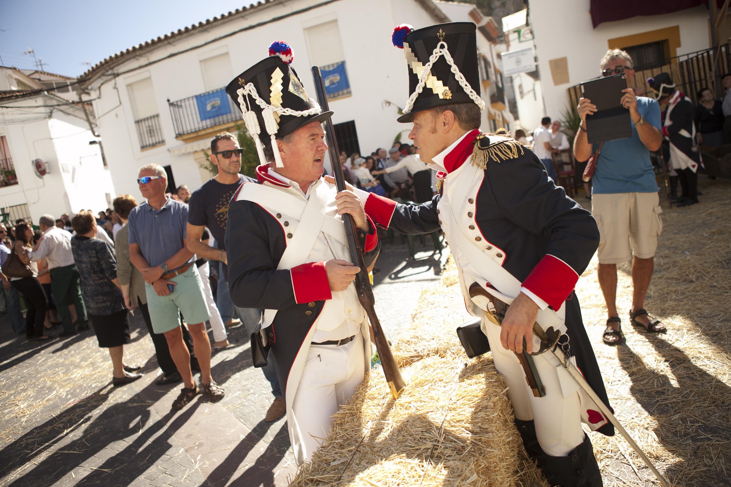 Soldados franceses en la plaza de Montejaque ante la mirada de los visitantes.