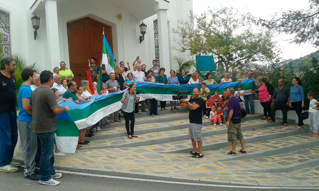 Un grupo de vecinos de Montecorto celebra la independencia a las puertas del Ayuntamiento.