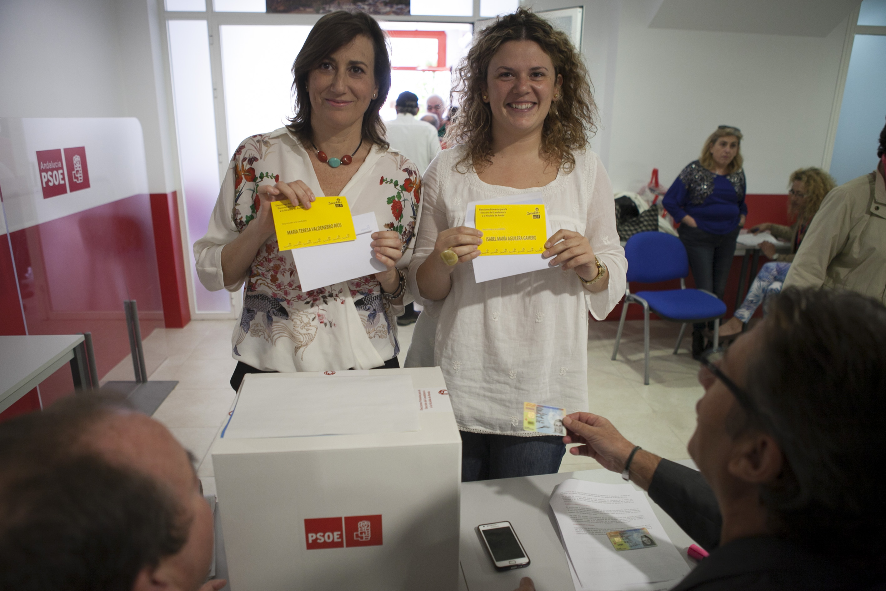 Isabel Aguilera y Teresa Valdenebro con la papeleta de su rival antes de votar en las Primarias de 2014.