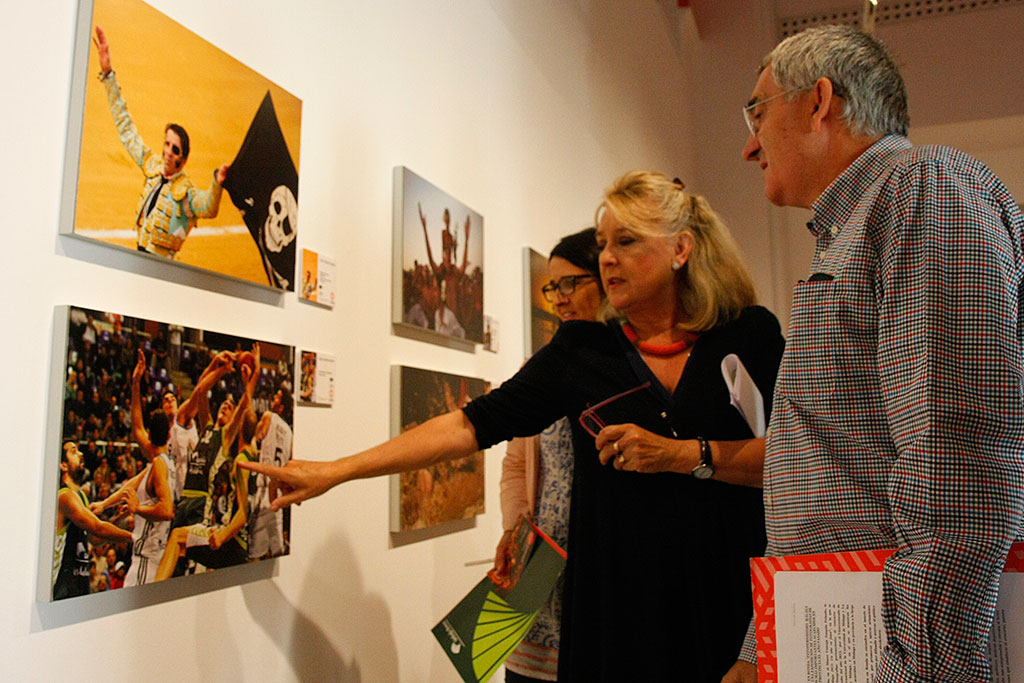 Rafael Díaz, Dolores Cano y Emilia Garrido observan una de las fotos de Jorge Guerrero