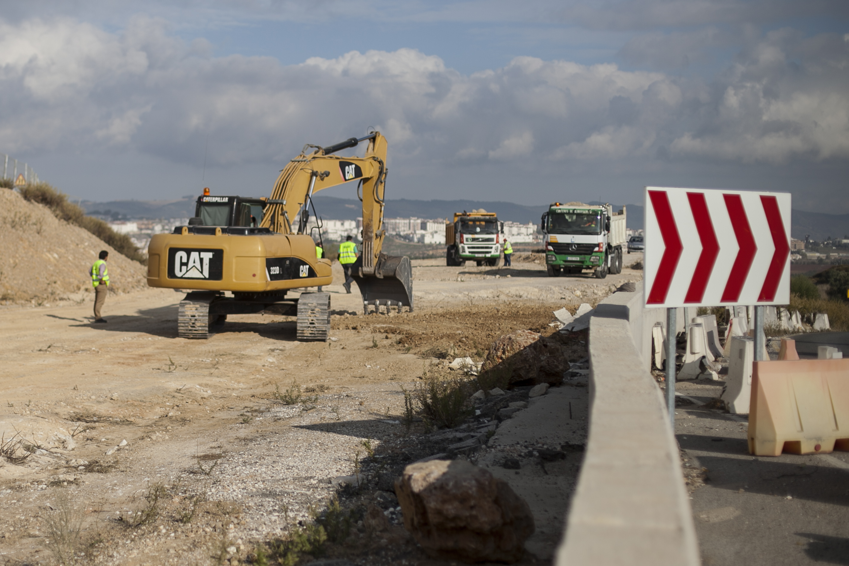 Maquinaria desplazada al nuevo acceso por La Planilla.
