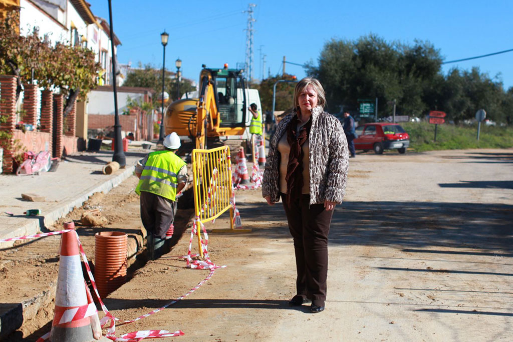 Isabel Barriga, junto a las obras.