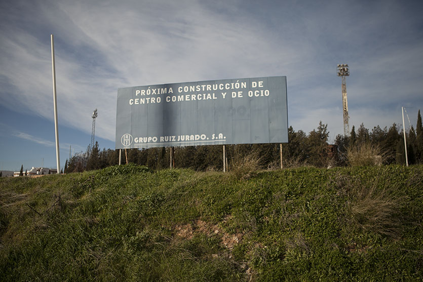 Cartel anunciador colocado hace años en los terrenos del antiguo ferial.