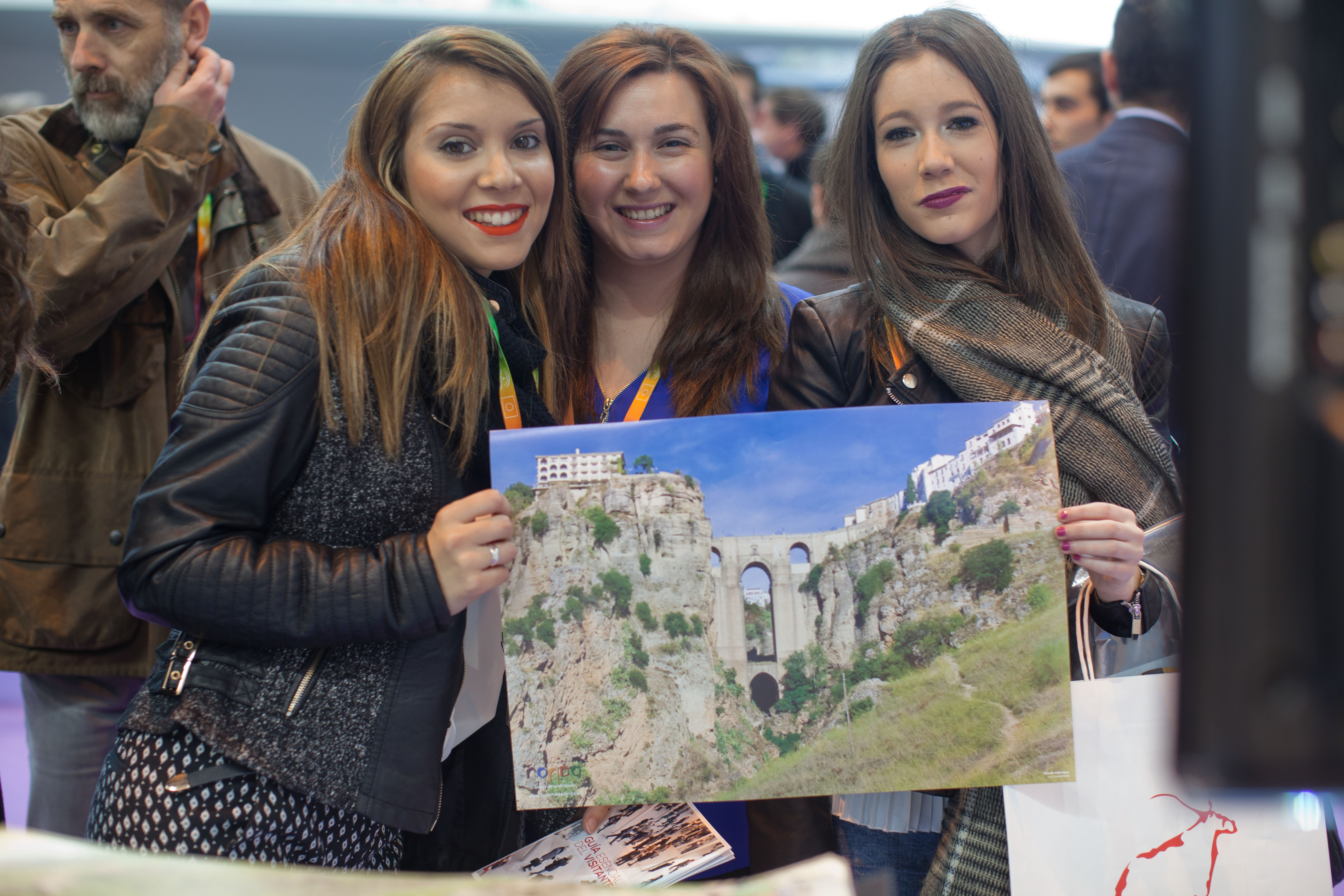 Tres visitantes al espacio de Ronda.