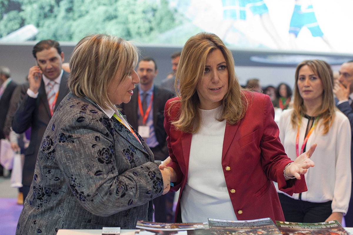 Susana Díaz e Isabel Barriga en el espacio de Ronda en Fitur.