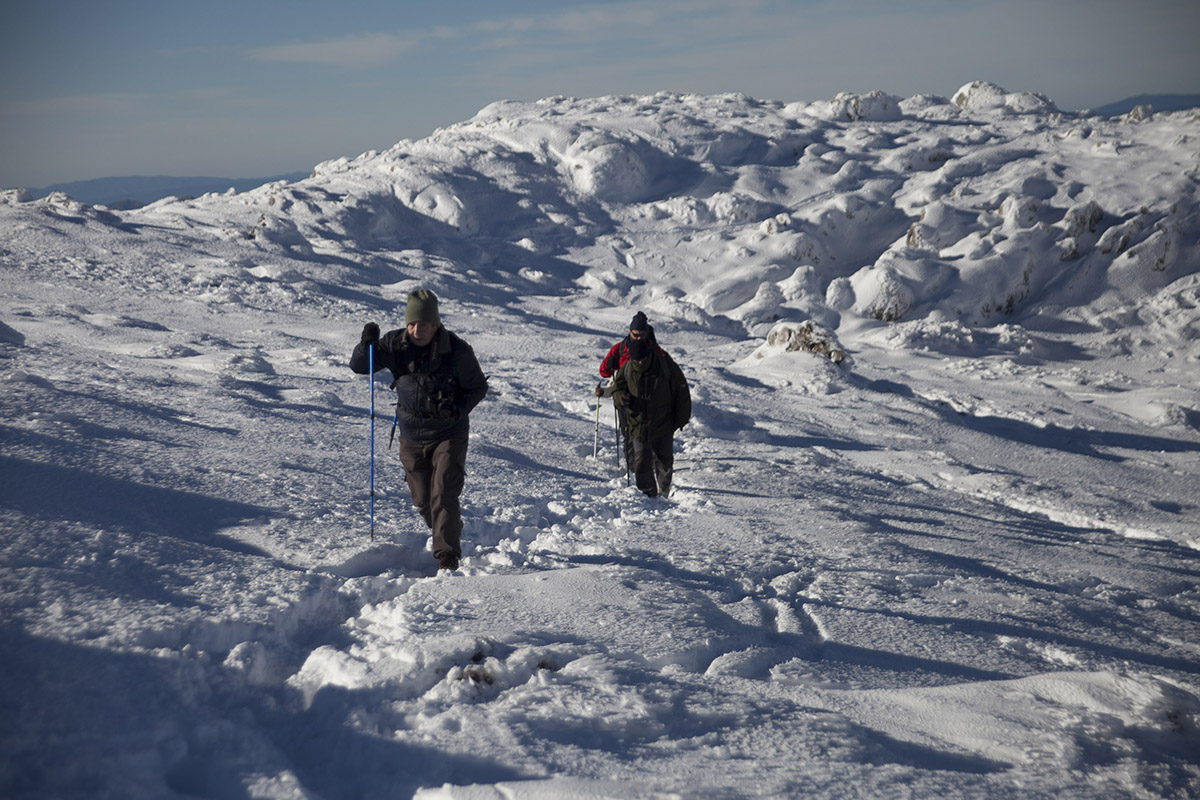 Senderistas en uno de los picos de la Sierra de las Nieves.