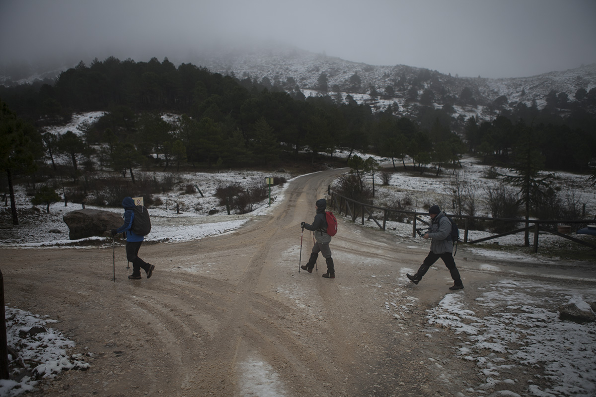 Varios excursionistas se adentran en la sierra desde Quejigales.