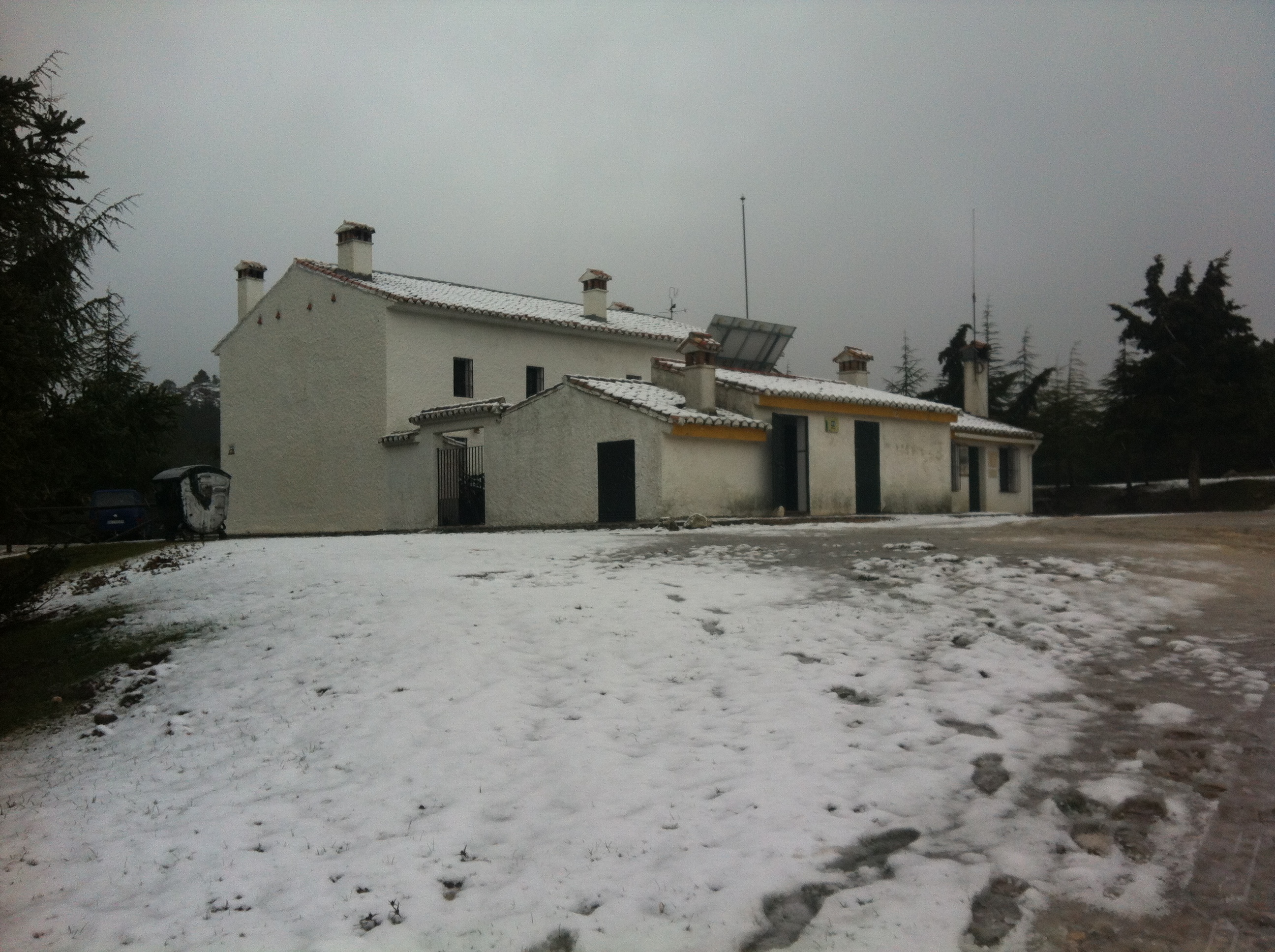 Refugio de Quejigales cubierto por la nieve tras las primeras nevadas.