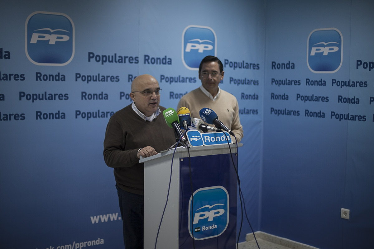 Jesús Vázquez y Daniel Castilla durante la rueda de prensa en la sede del PP.