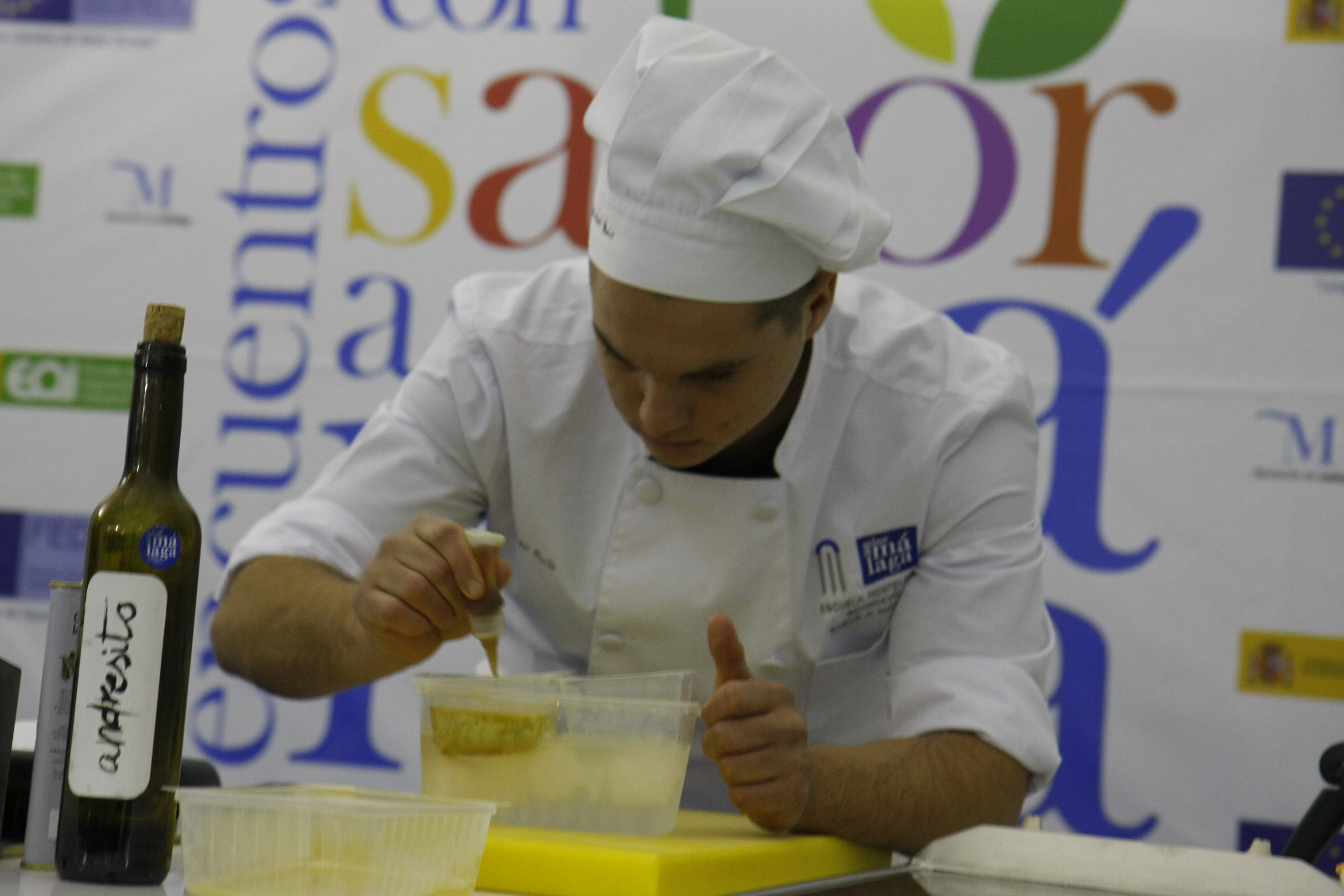 Un cocinero prepara un plato en directo en la muestra.
