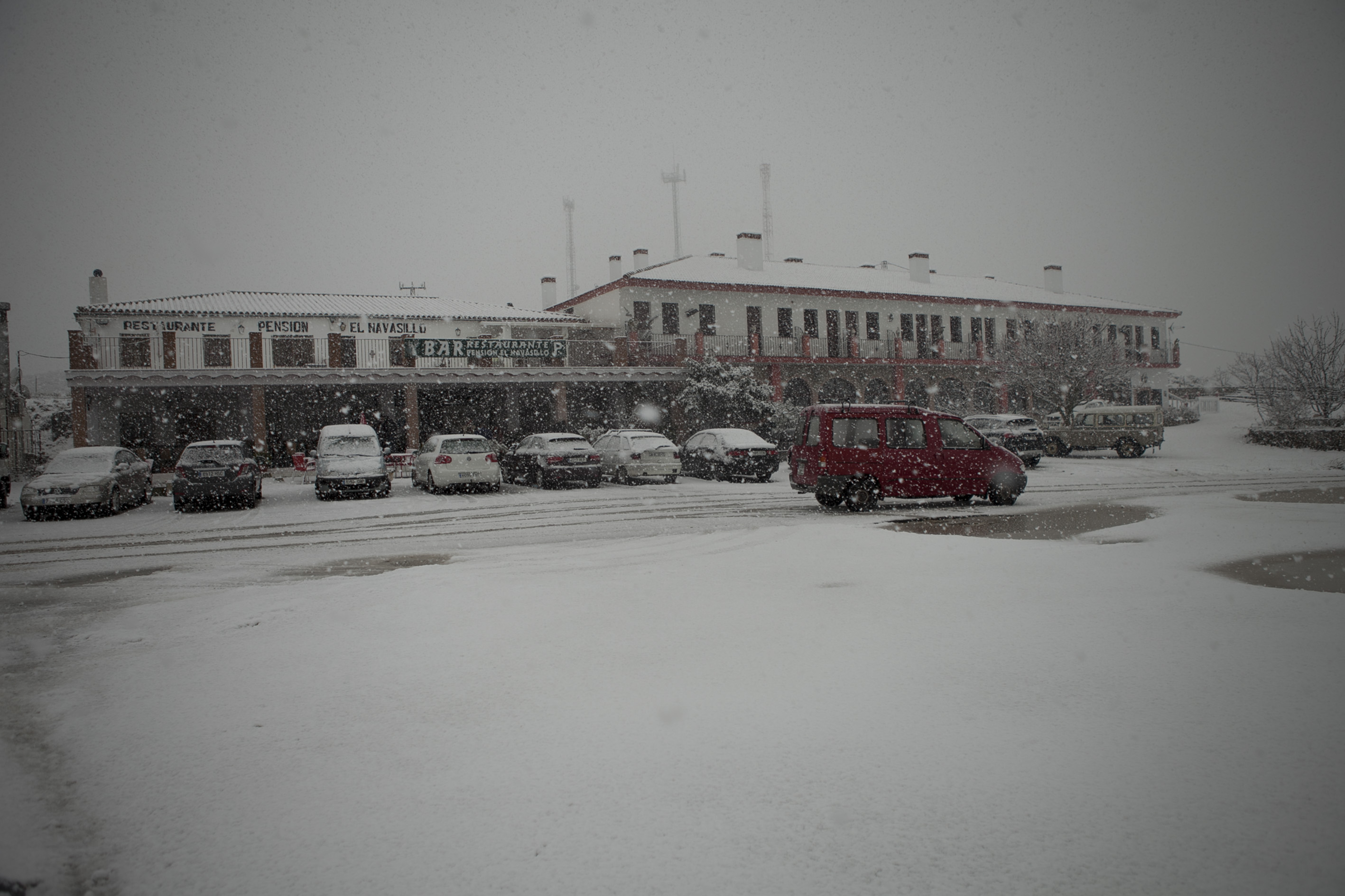 Las ventas del Navasillo y La Laja cubiertas por la nieve.