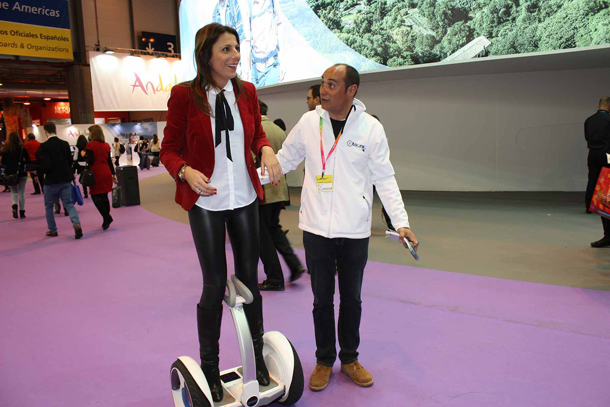 La alcaldesa prueba un solowheel de una empresa rondeña.