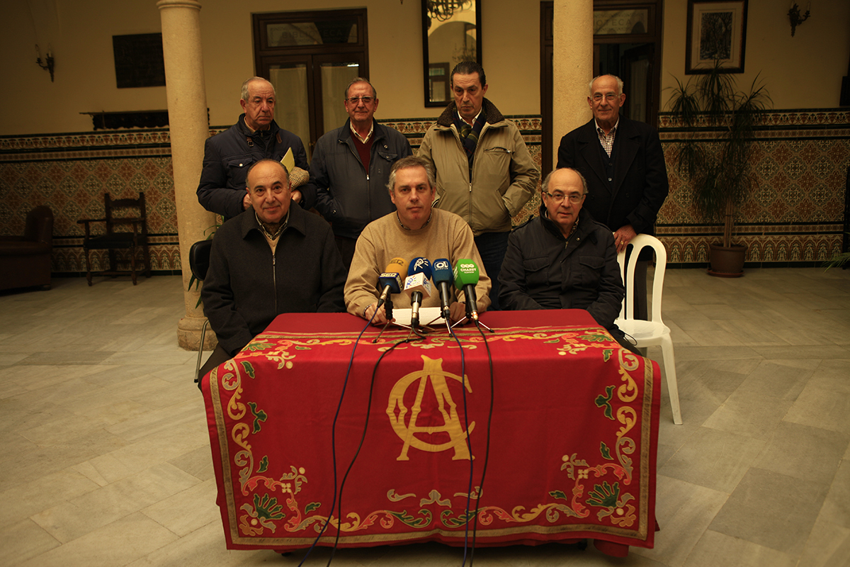 Representantes de la comisión organizadora durante la rueda de prensa.