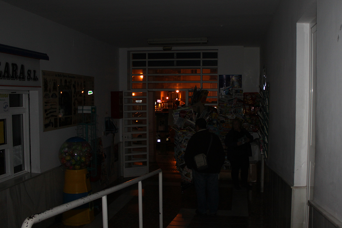 La estación de autobuses permanece sin iluminación.