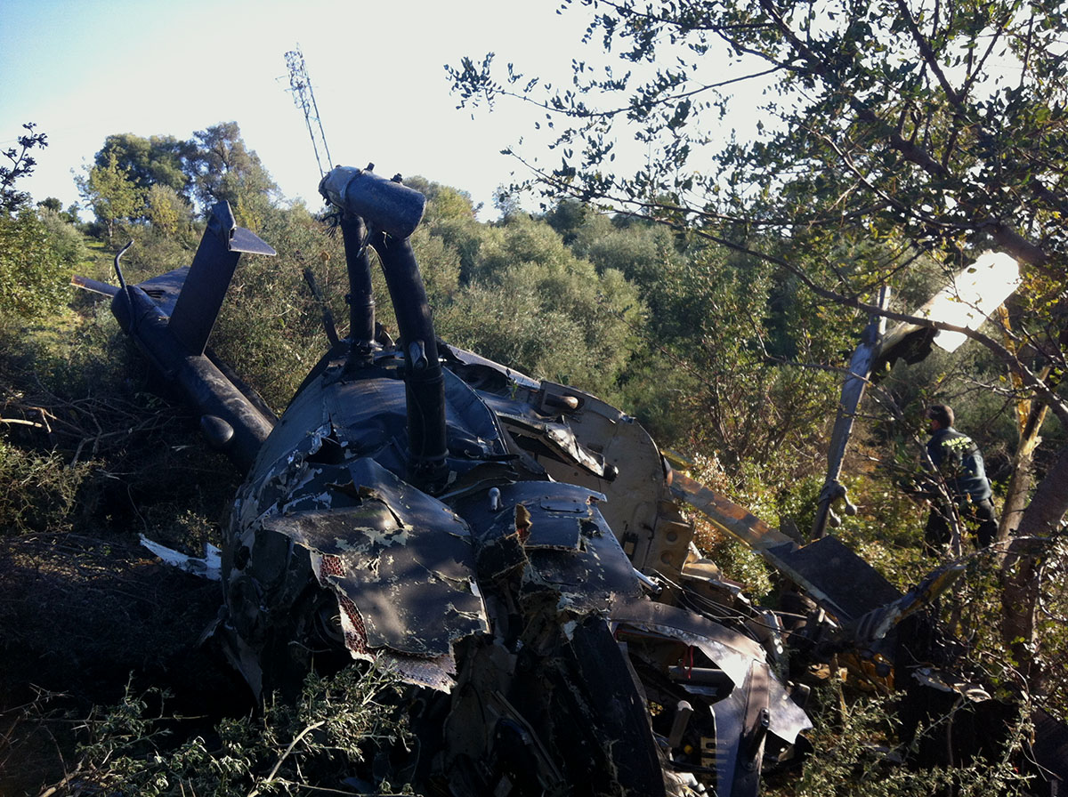 Restos del helicóptero tras estrellarse en un paraje próximo a El Colmenar.