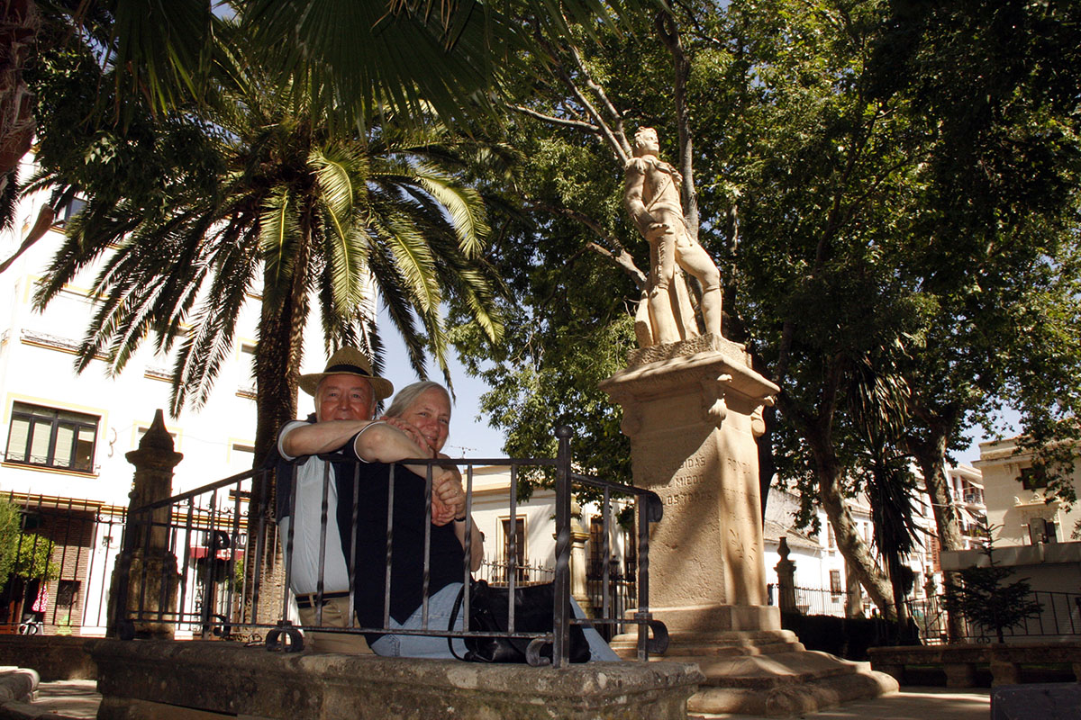 Al y Diana Simonds posan en la Alameda, uno de sus lugares preferidos.