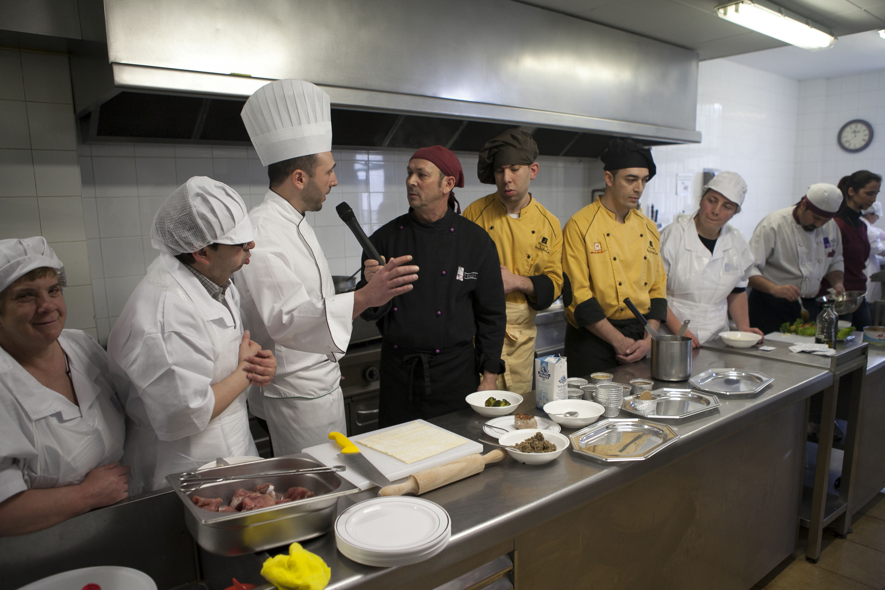 Cocineros y usuarios ayudantes durante las jornadas.