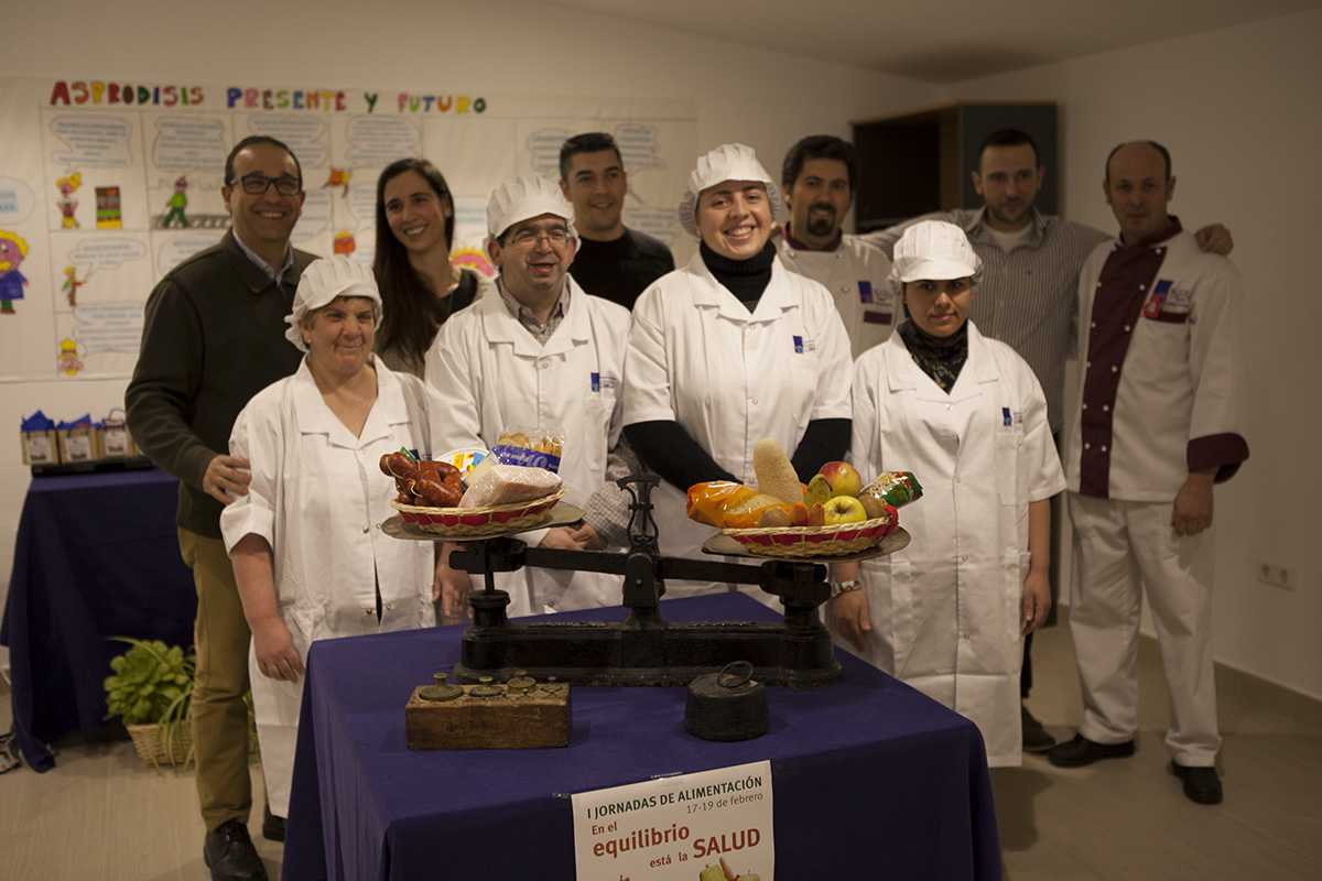 Integrantes de Asprodisis tras presentar hoy unas jornadas de alimentación.