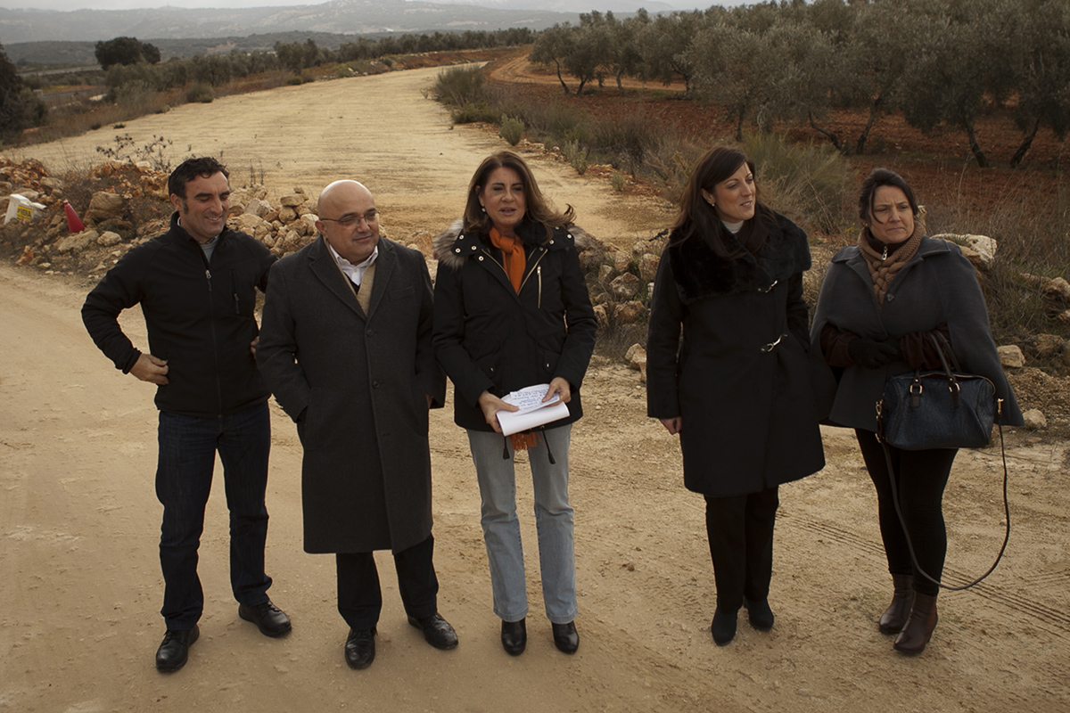 Ana Rico (centro), junto a responsables locales del PP.