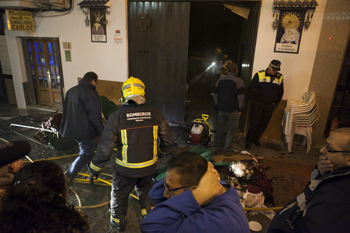 Bomberos y hermanos a la puerta de la Casa de Hermandad.