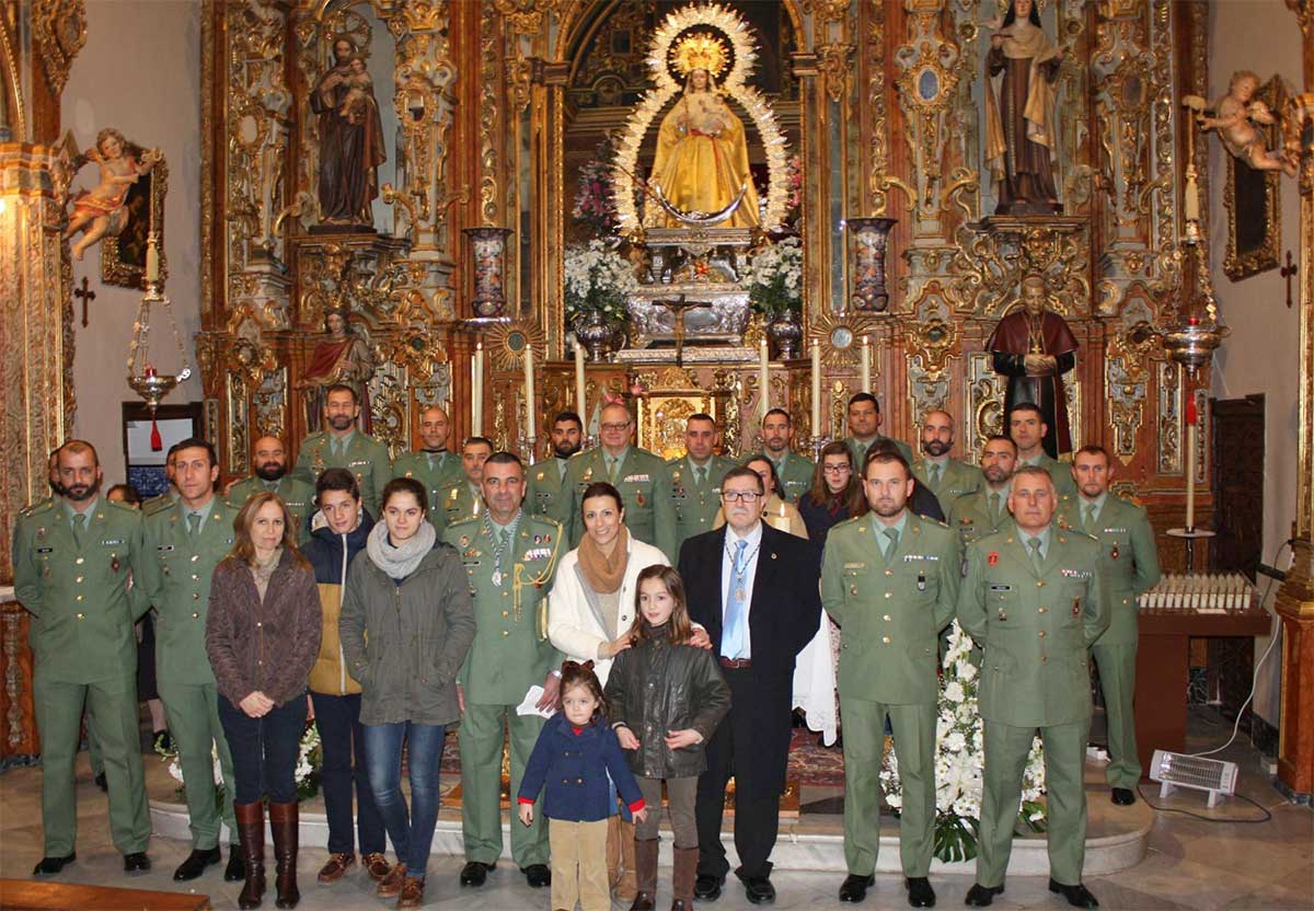 Miembros del Tercio Alejandro Farnesio, junto a la alcaldesa y representantes de la hermandad.