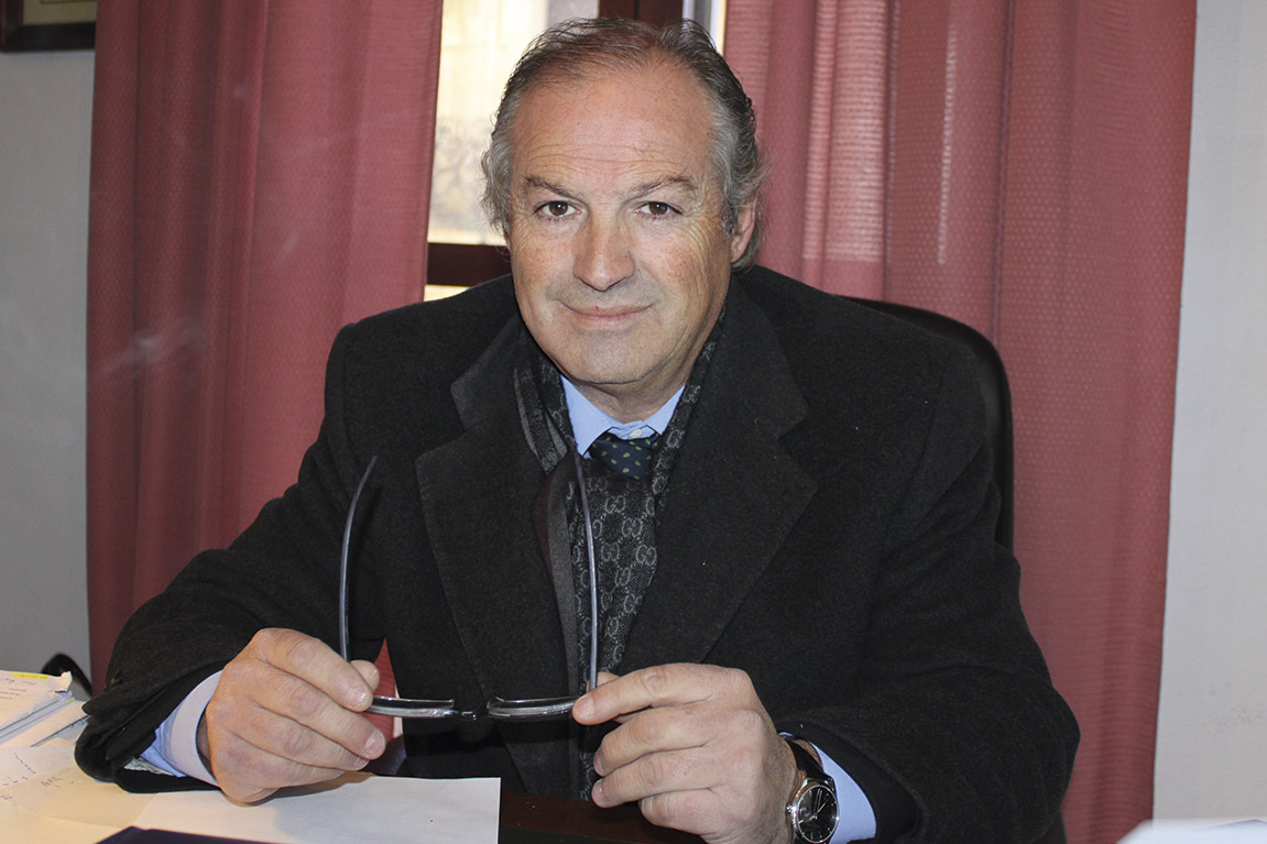 Antonio Marín Lara en su despacho profesional.