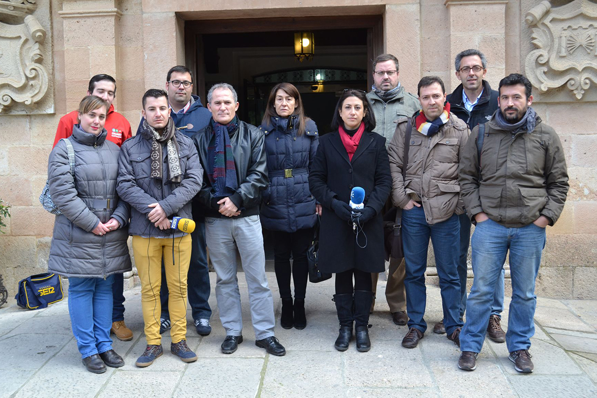 Profesionales de los medios de comunicación a las puertas del Ayuntamiento de Ronda.