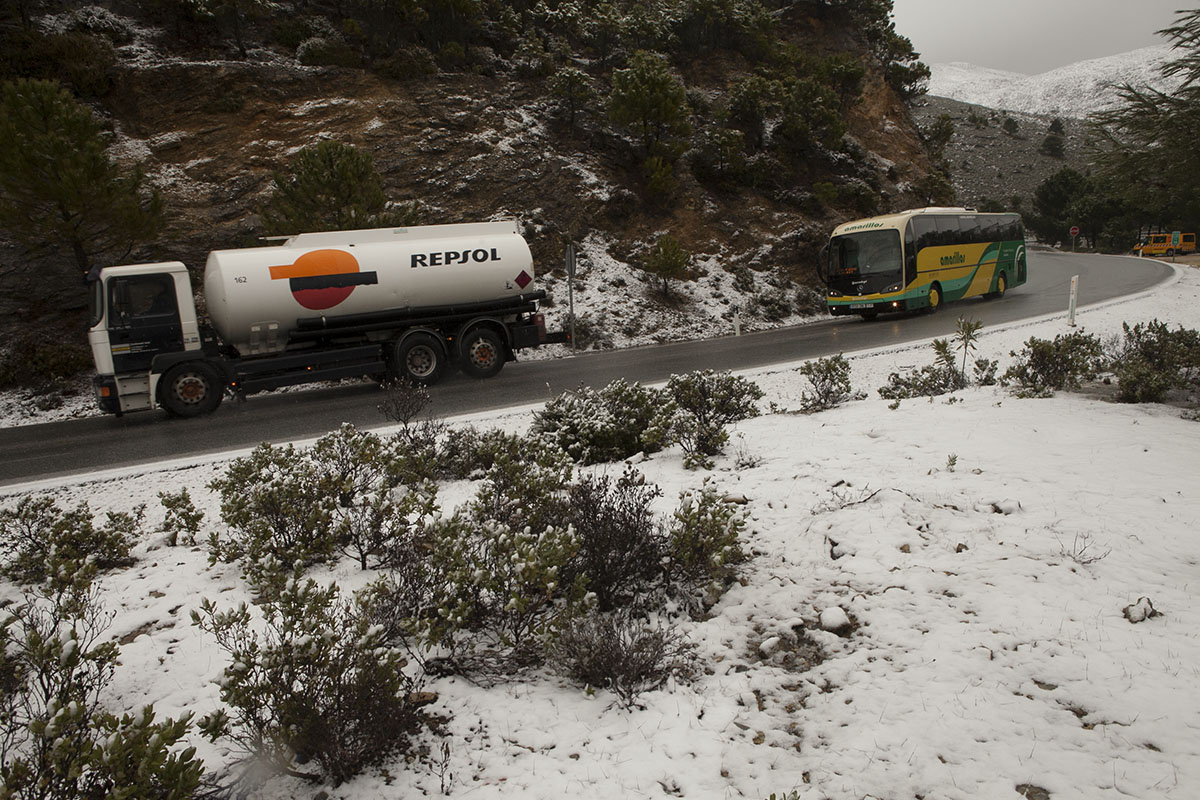 La nieve ha llegado a cuajar en los laterales de la carretera de San Pedro.