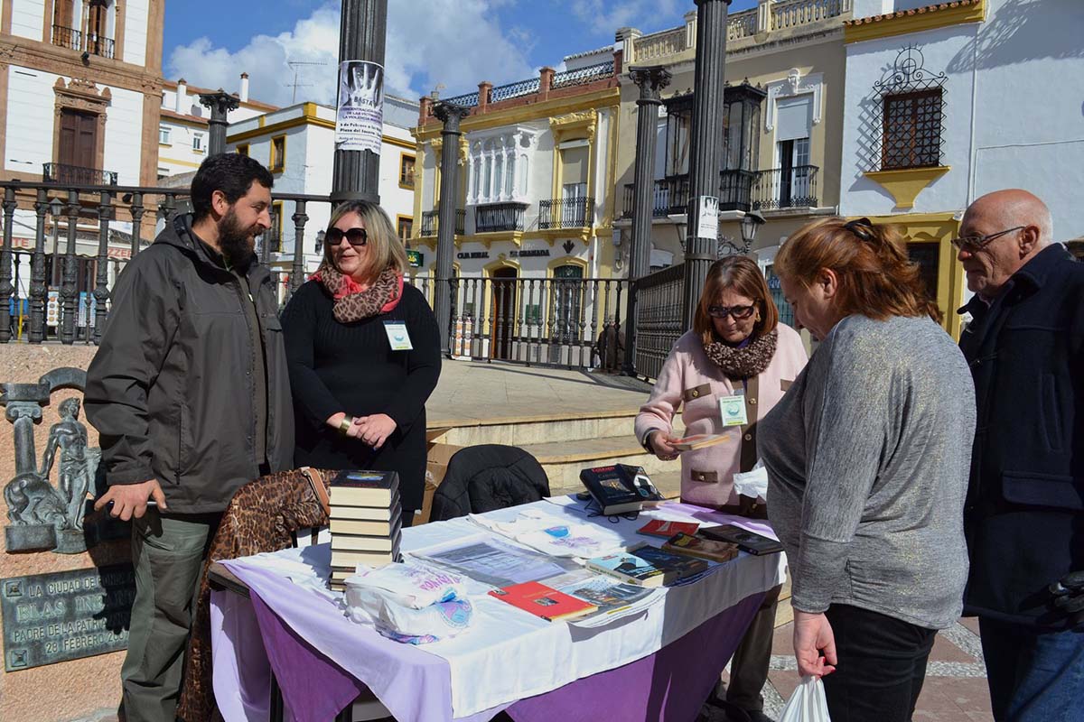 Mesa informativa situada en la plaza del socorro.